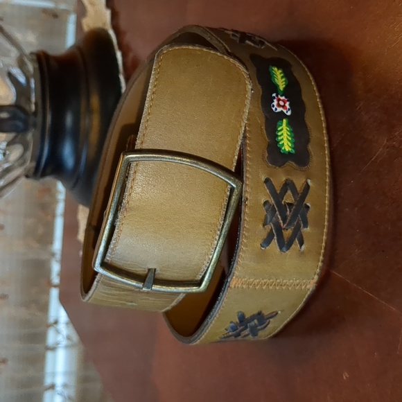 Paris Other - VINTAGE UNISEX "PARIS" DECORATIVE LEATHER BELT SIZE 30